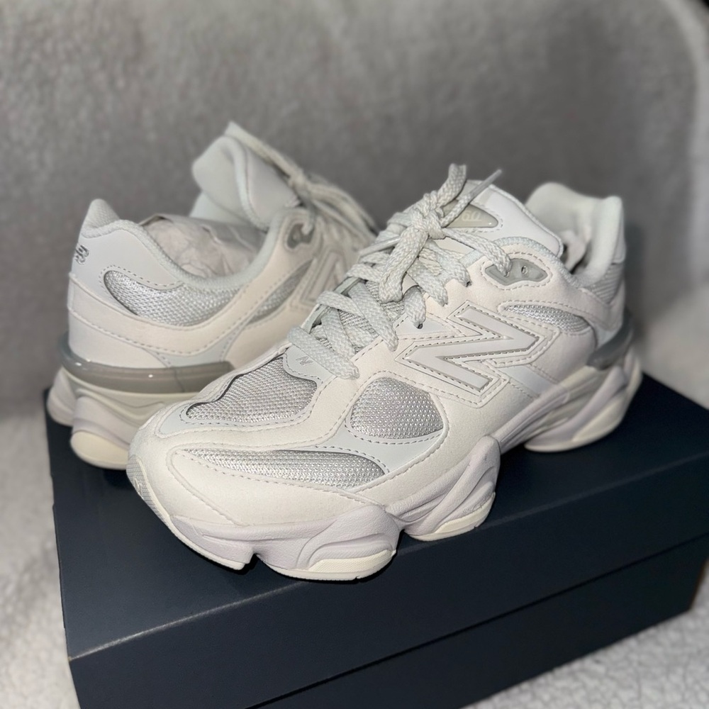 New Balance 9060 Youth 7/Women’s 8.5